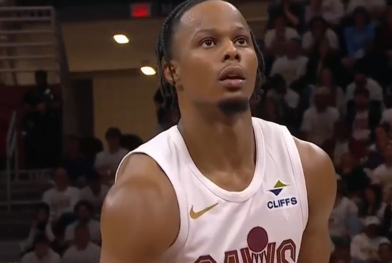 包含独行侠爆冷意大利男篮，米切尔送出助攻的词条