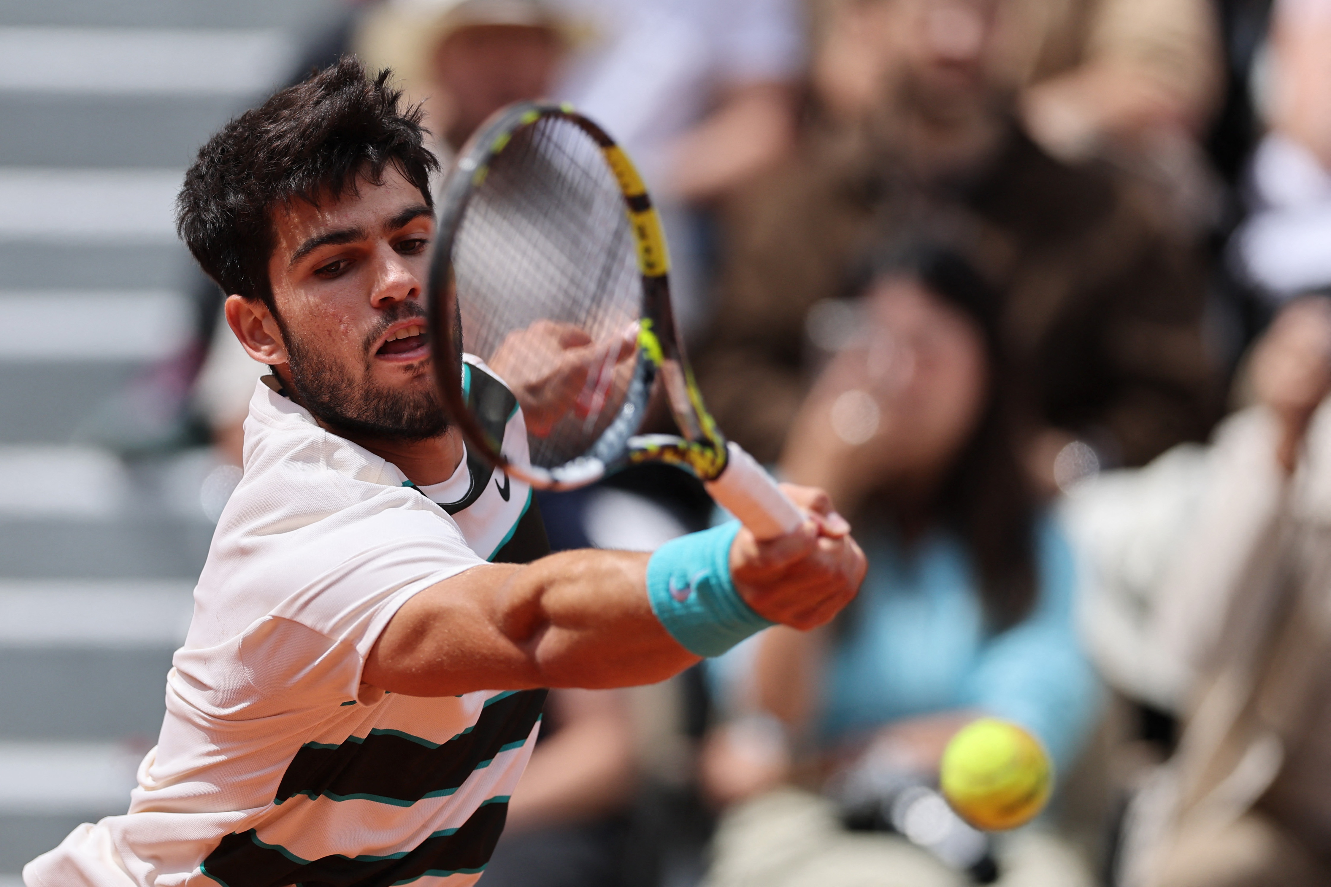 包含美国网球队逆转英国网球队，阿尔卡拉斯绝境逆转的词条