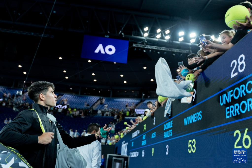 包含西班牙网球队鏖战澳大利亚网球队，阿尔卡拉斯绝境逆转的词条