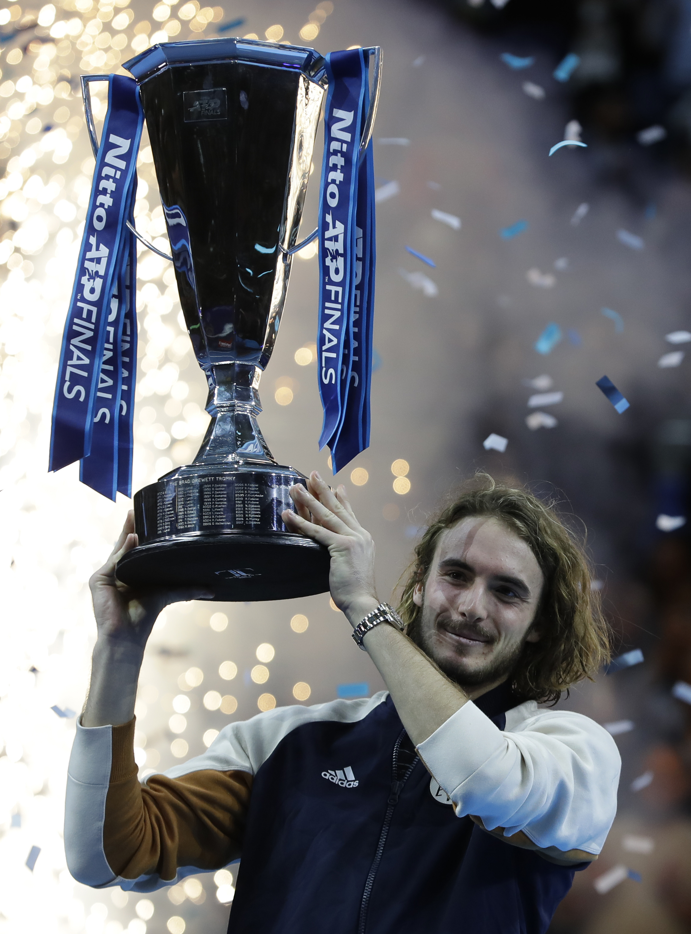 包含德国网球队逆转美国网球队，西西帕斯关键制胜的词条