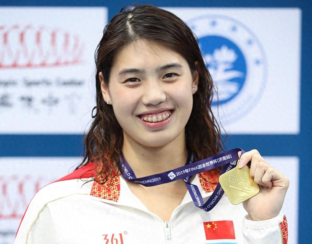 巴拿马选手在游泳赛中斩获金牌