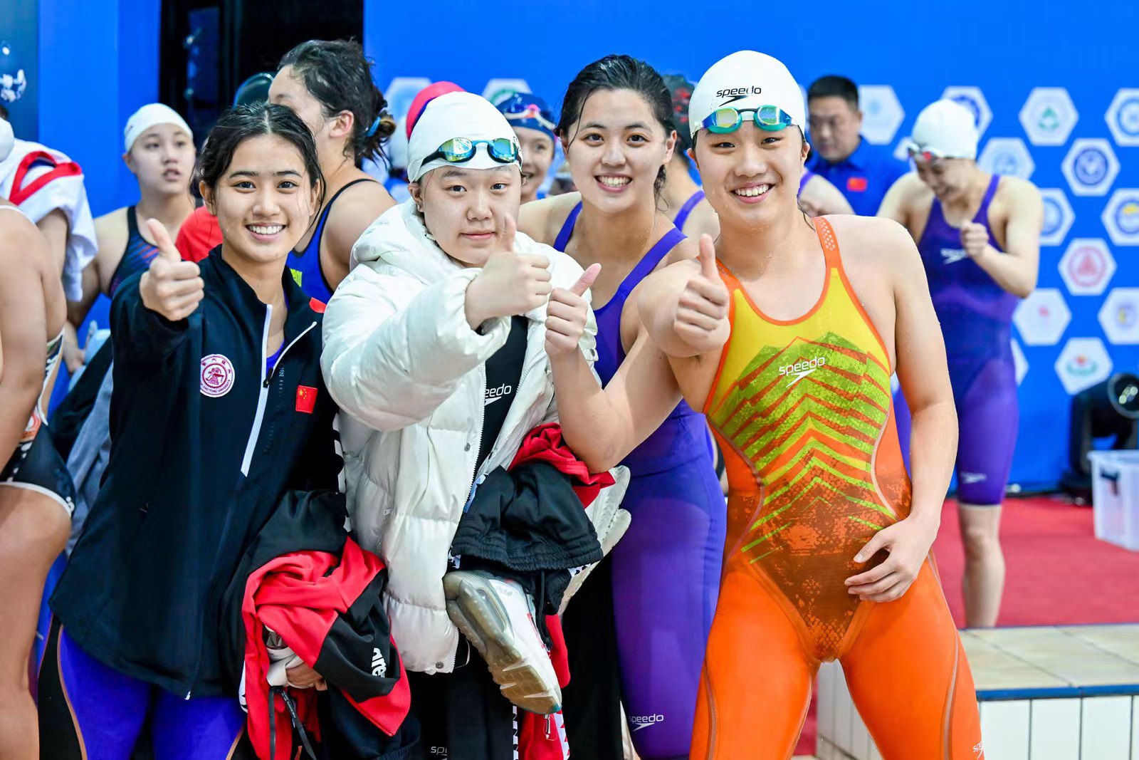 巴拿马选手在游泳赛中斩获金牌