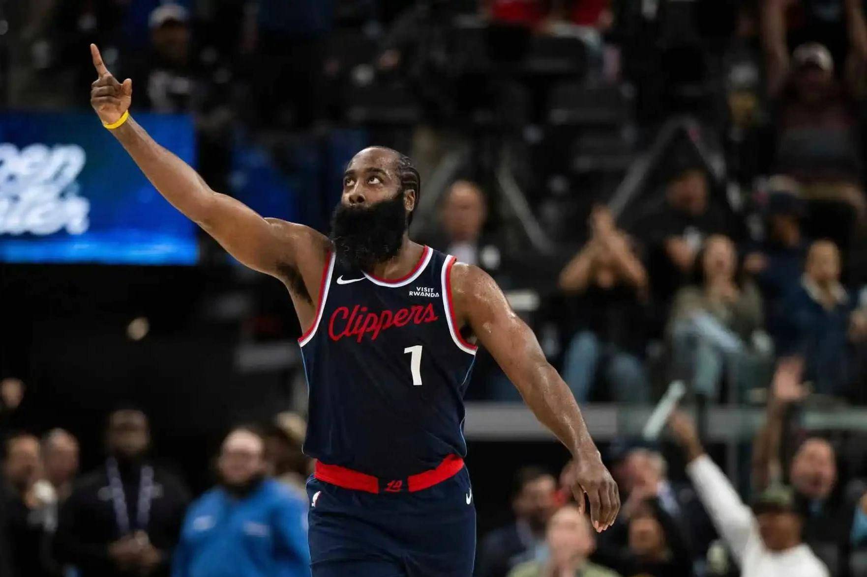 快船球员努力拼搏,终胜森林狼 快船球员努力拼搏,终胜森林狼