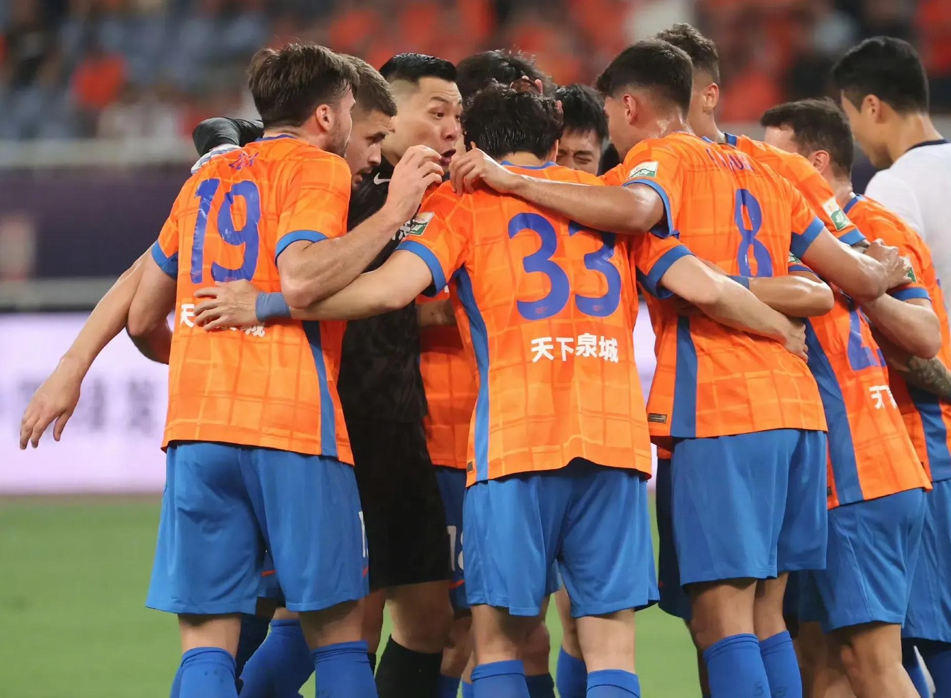 球队默契配合，战胜强劲对手