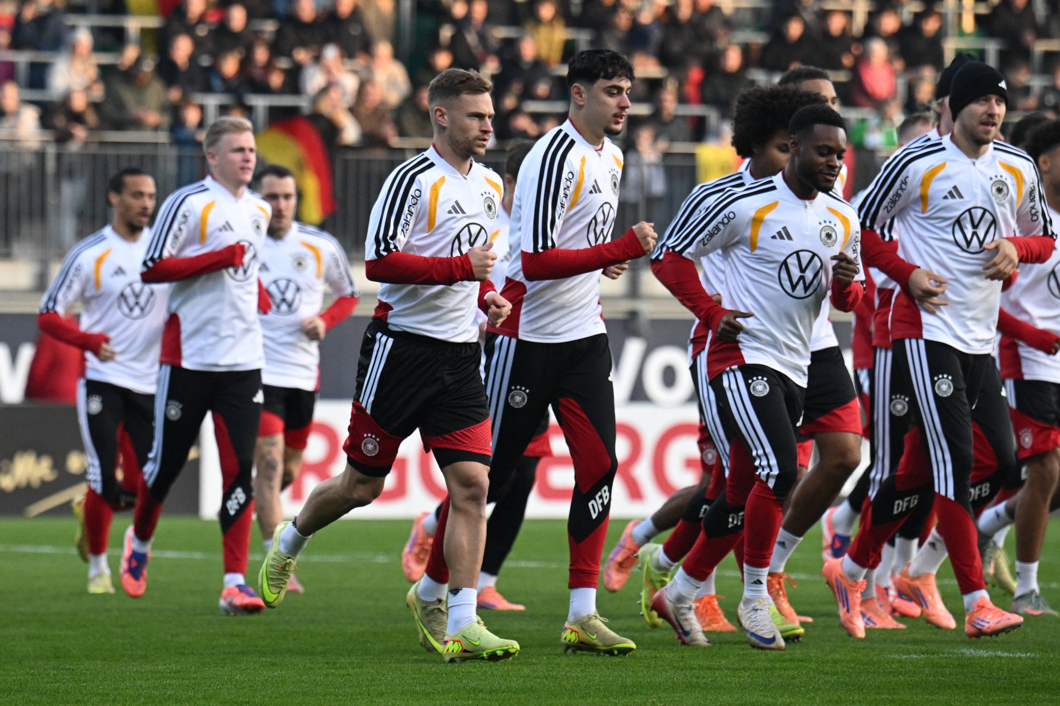 关于德国足球队备战欧洲联赛,实力如何?的信息 关于德国足球队备战欧洲联赛,实力如何?的信息