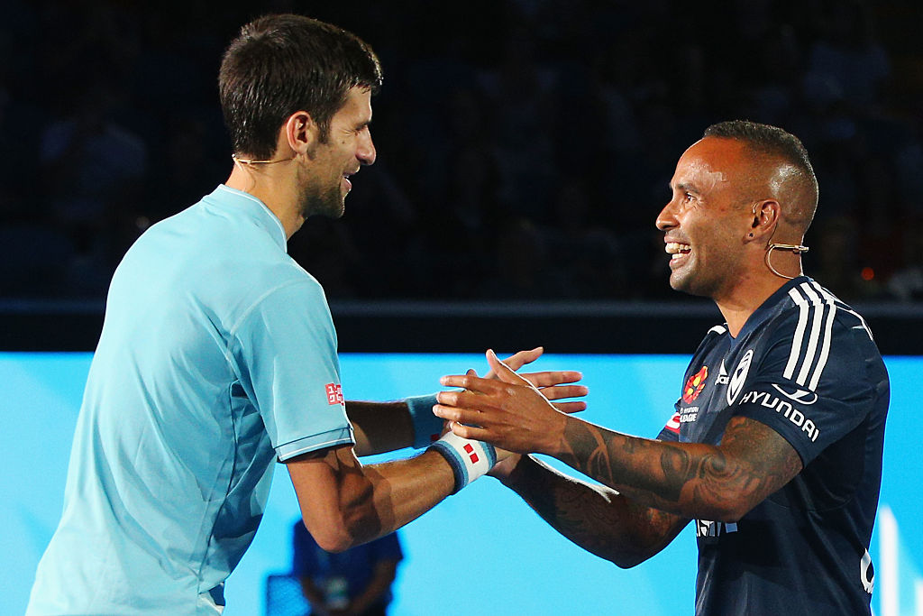 足球明星和他的团队为一项慈善活动筹集善款的简单介绍