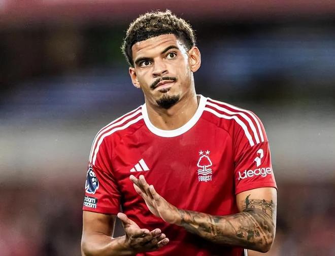 赛季中哪位球员表现最出色？