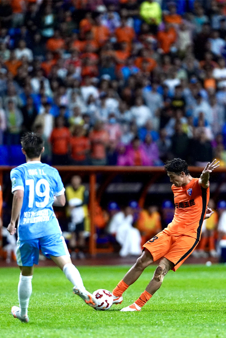 顶尖足球队洞悉战术，球员技艺无懈可击