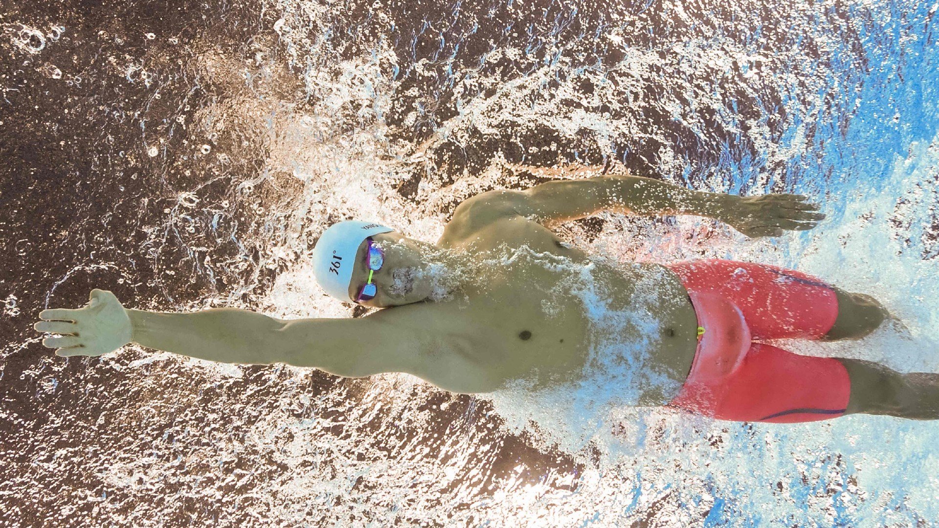 从潘帕斯雄鹰到F1赛道，阿尔瓦雷斯如何以阿根廷逆转精神接管年度争冠